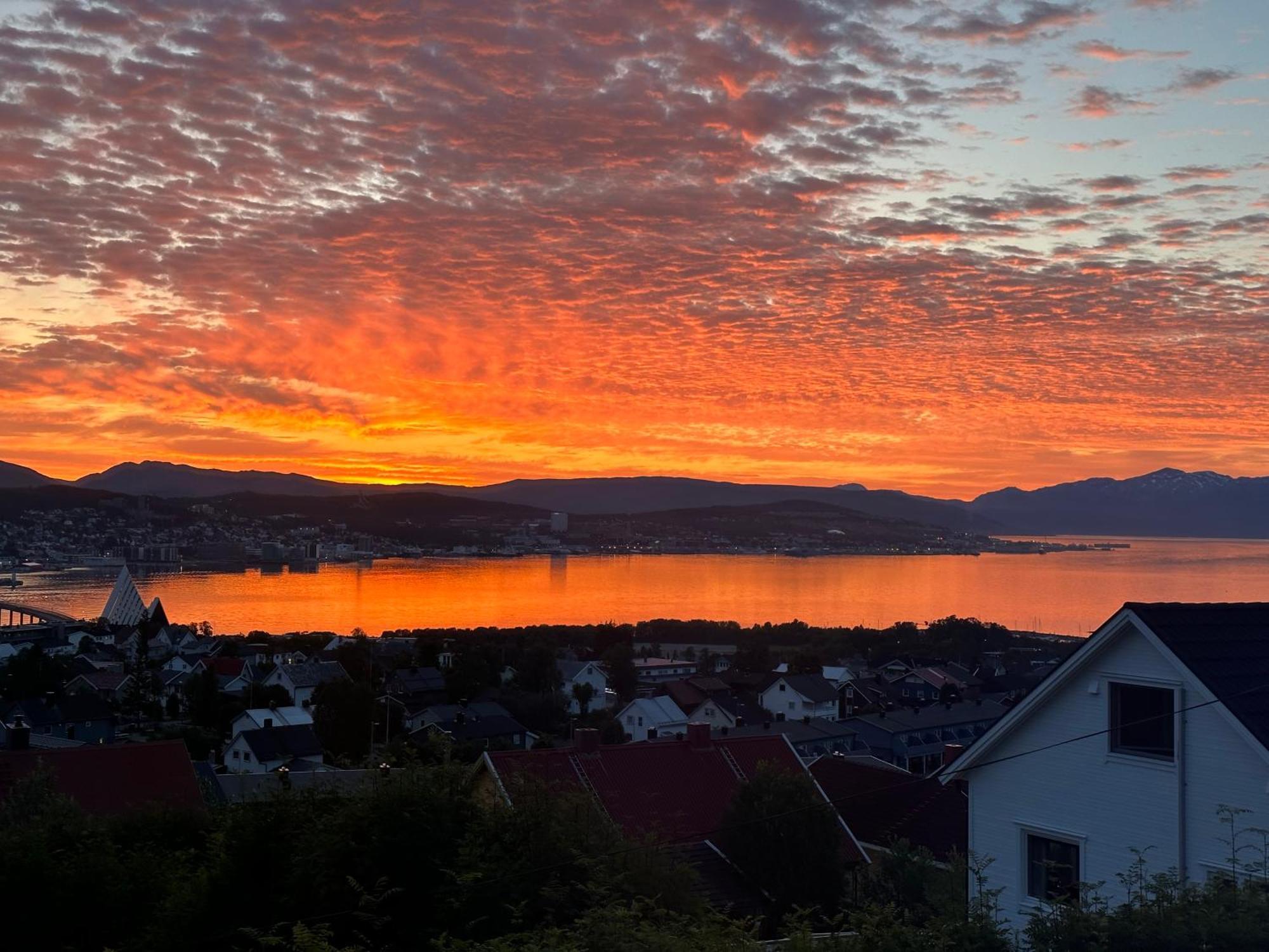 Aurora Apartment Very Close To Cable Car And Sherpatrappa Tromsø Buitenkant foto